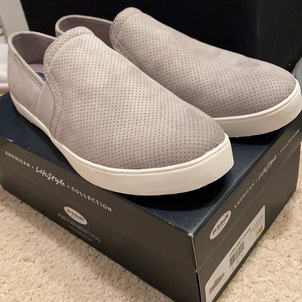 NWT laceless sneakers
